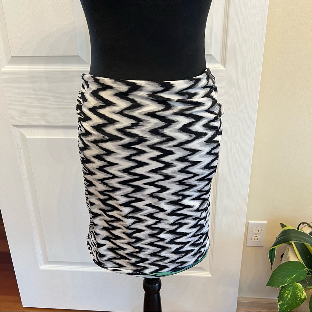 Skube brand skirt ,tube top ,and scarf. It’s totally reversible NWT size Medium